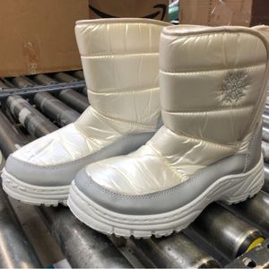 Size8 white winter boots